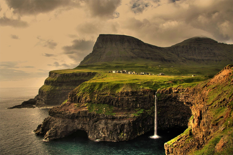 3-Desa-Tercantik-di-Dunia-gambar-pemandangan-desa-di-Kepulauan-Faroe