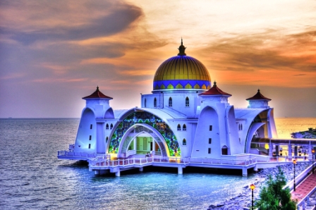 Masjid-Malacca-Straits-di-Malacca-Malaysia